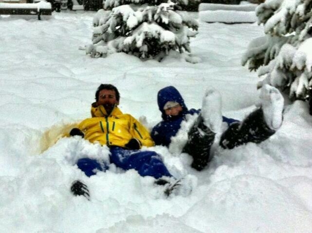 haciendo angeles en la nieve